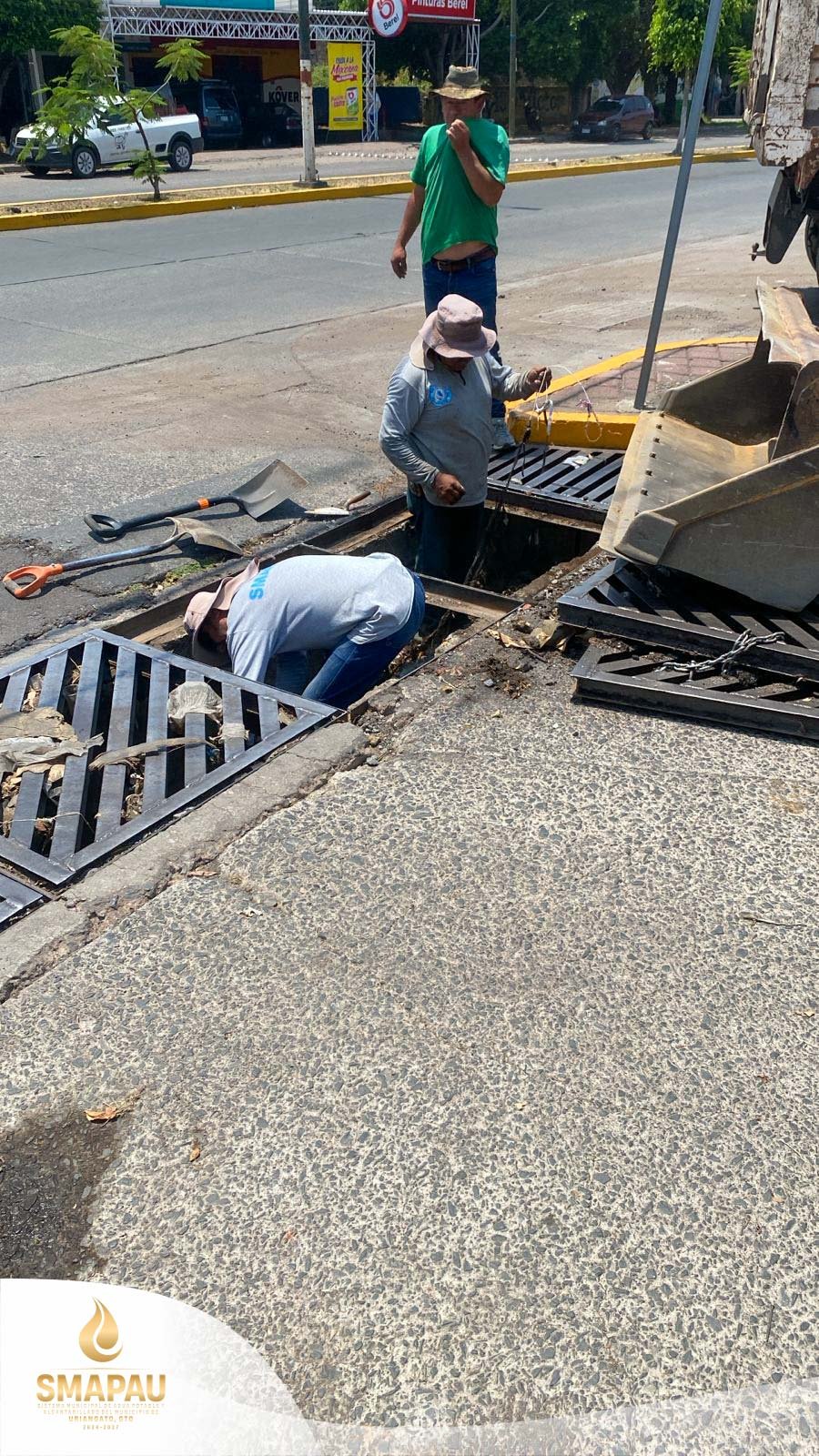 SMAPAU realiza labores de desazolve en bocas de tormenta (Alcantarilla) sobre el Blvd. Morelos