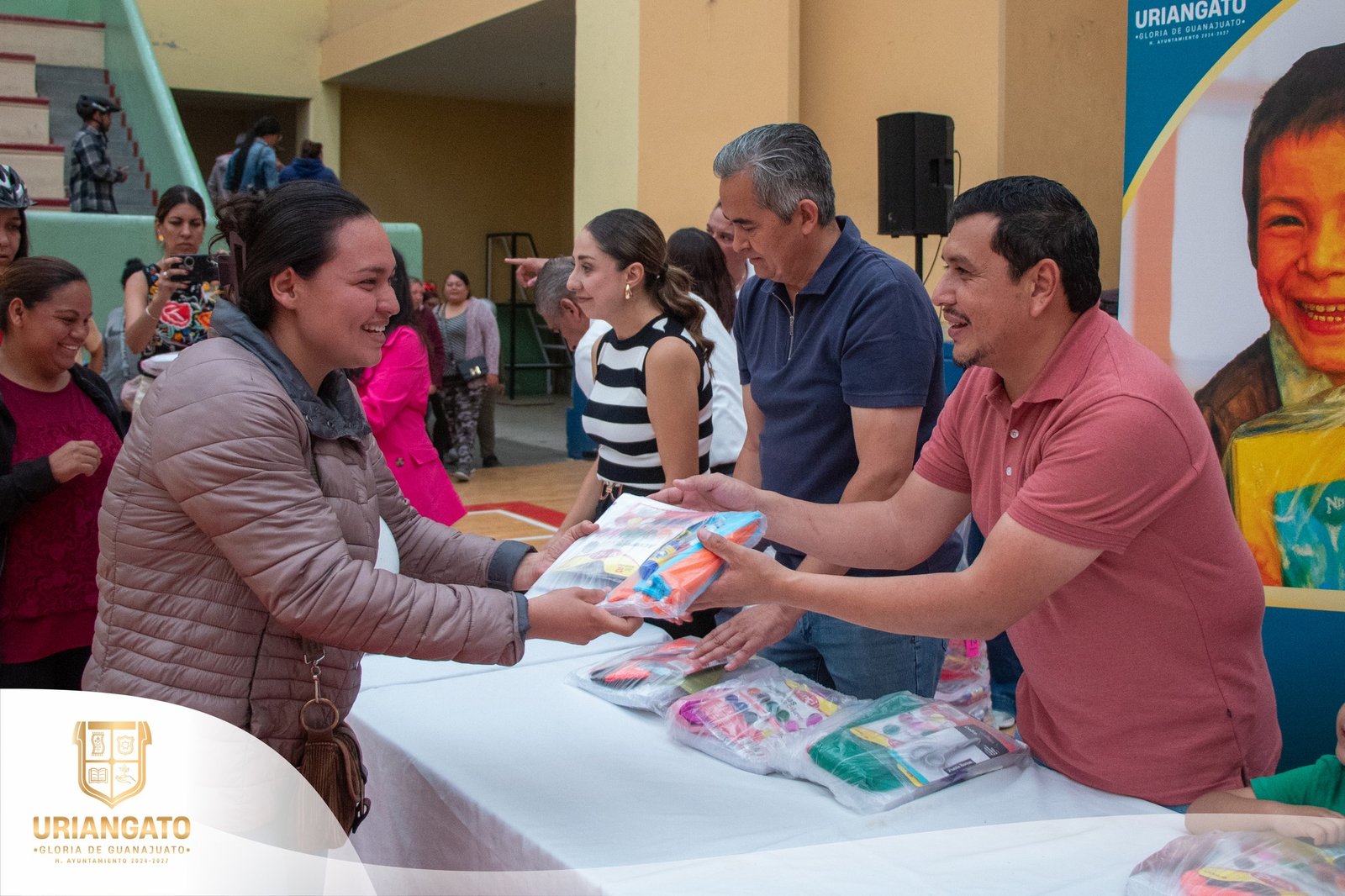 Entrega de útiles escolares a preescolares del Municipio.