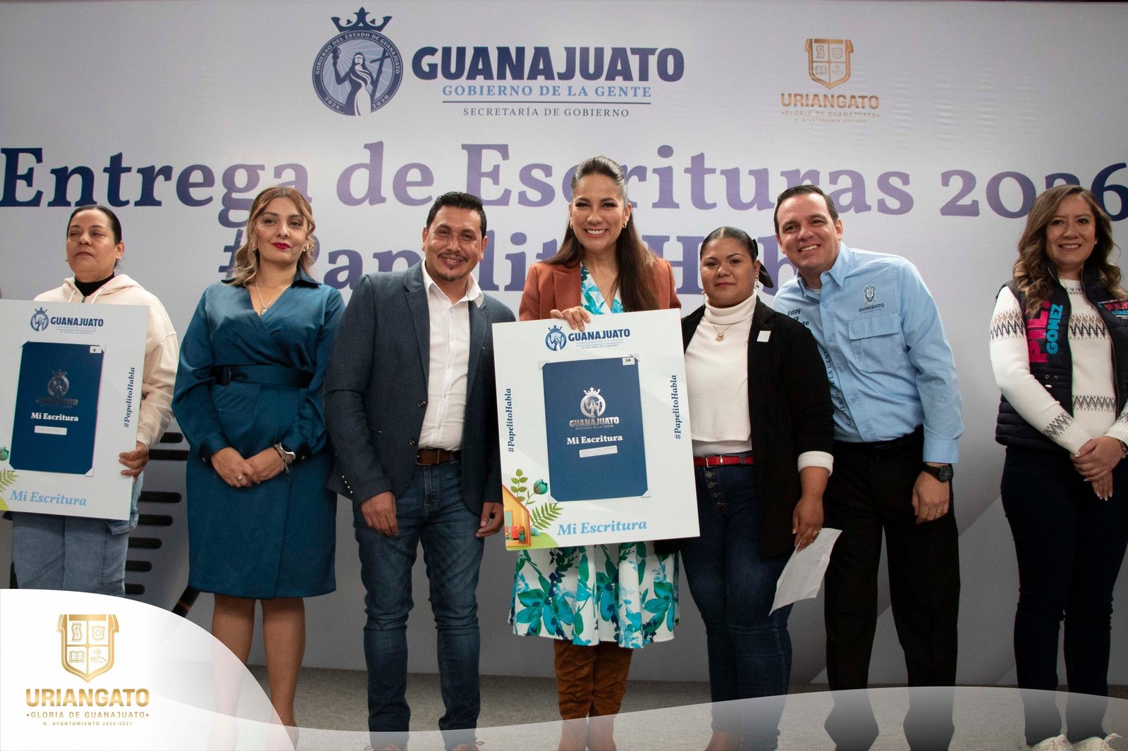 La Gobernadora Libia Dennise junto al Presidente Municipal Juan Carlos Martínez Calderón, entrega de 42 escrituras a los uriangatenses de distintas colonias y comunidades.