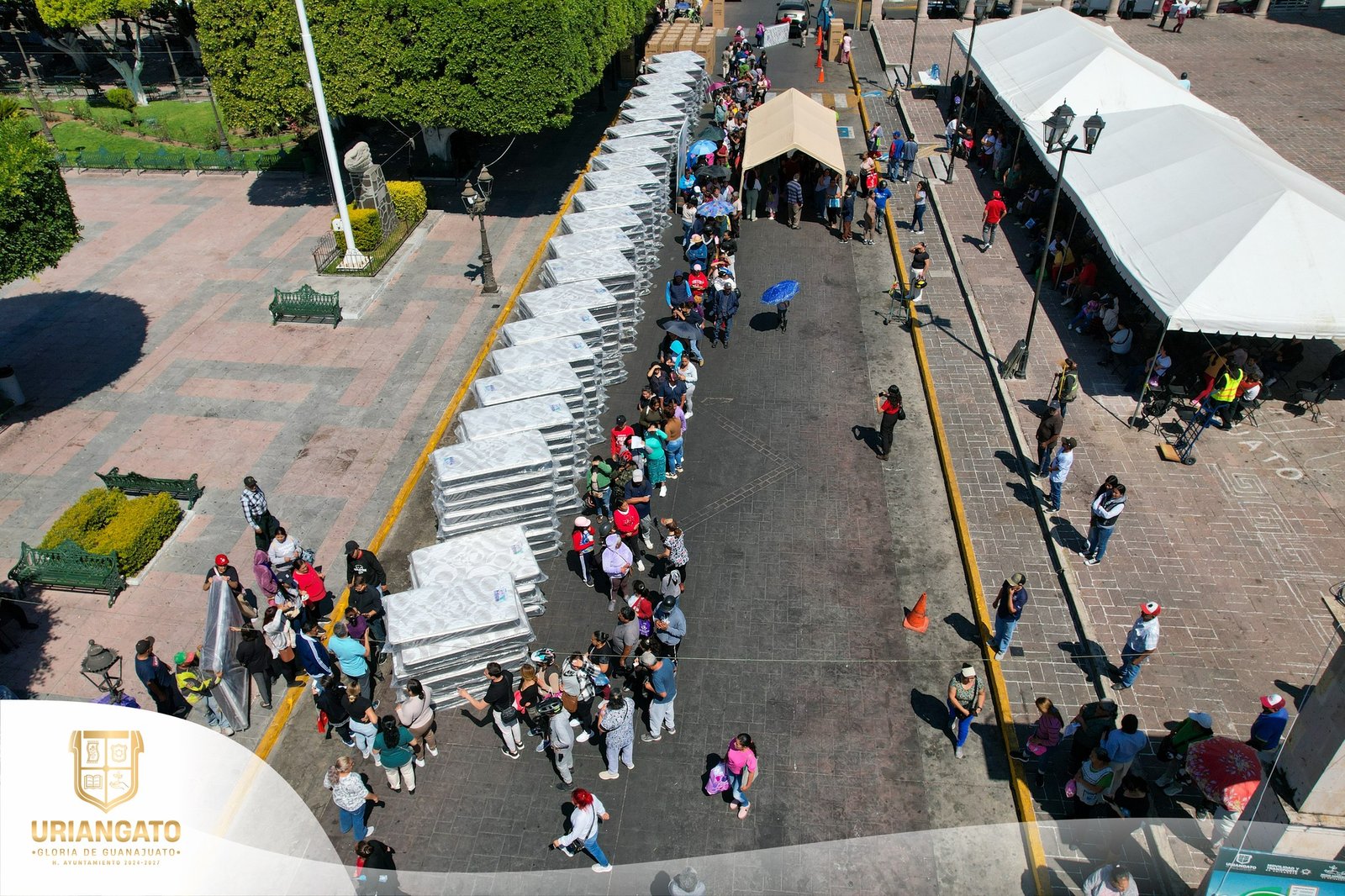 entrega de 200 colchones, entre matrimoniales e individuales, así como 57 refrigeradores, beneficiando a personas en situación de vulnerabilidad.