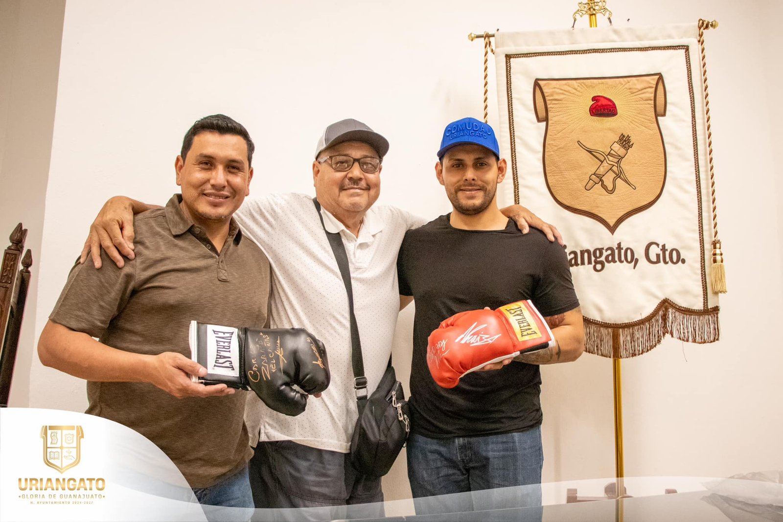 Migrante Uriangatense dona guantes autografiados para jóvenes boxeadores uriangatenses.