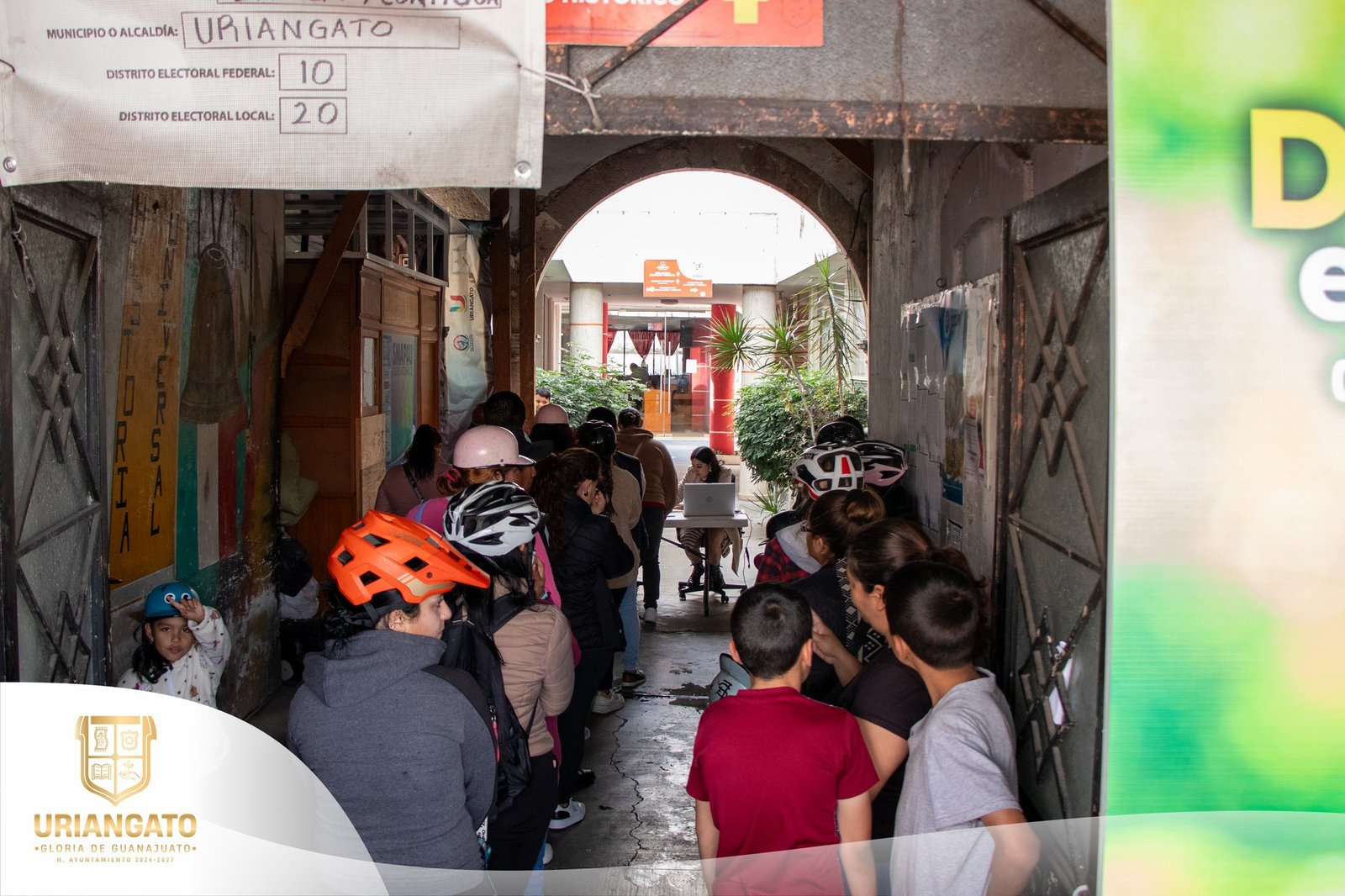 Entrega de las becas municipales ciclo 2024-2025.