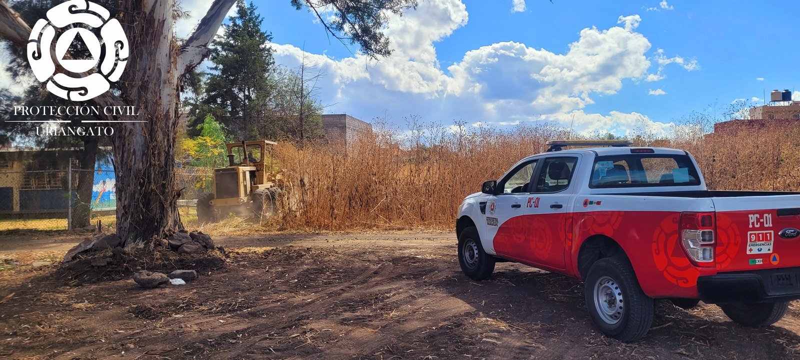 Obras púbicas realiza brechas corta fuegos para evitar incendios forestales.