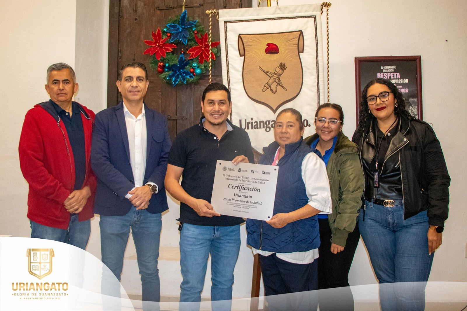 Entrega de placa al presidente por parte del CAISES