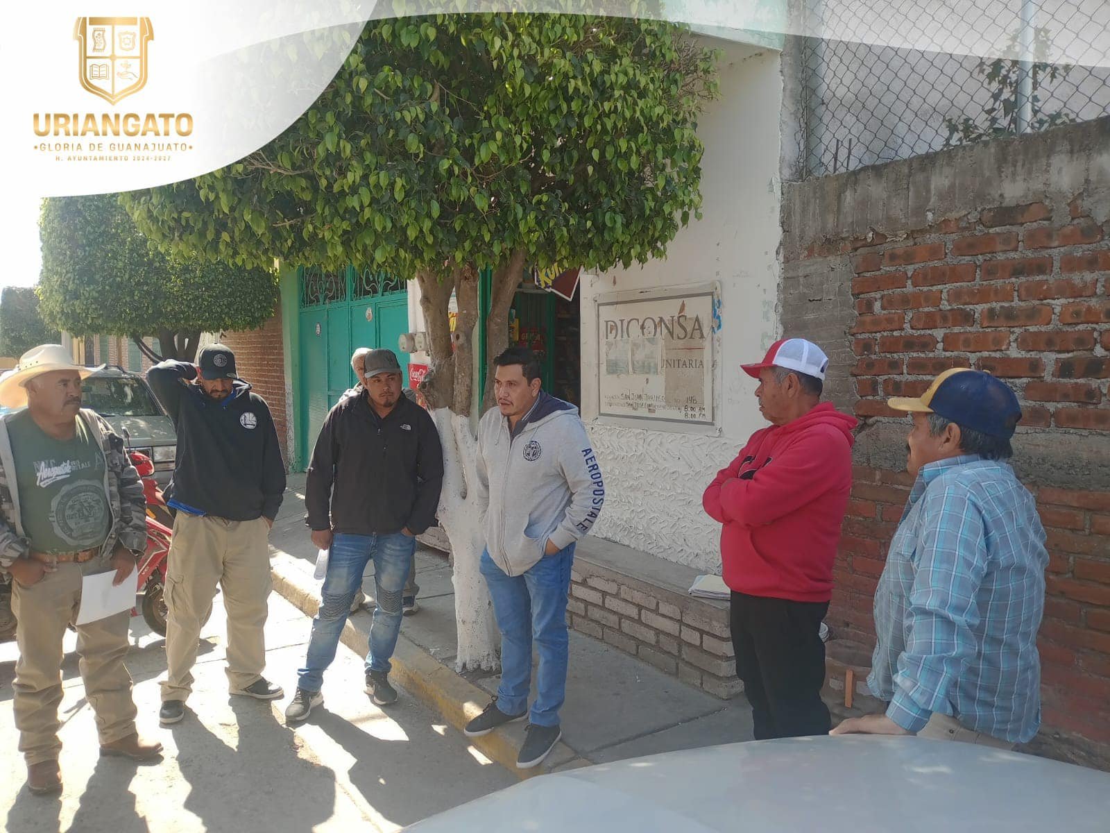 Acercamiento del presidente JUAN Amigo con habitantes de la comunidad de San José Cuaracurio