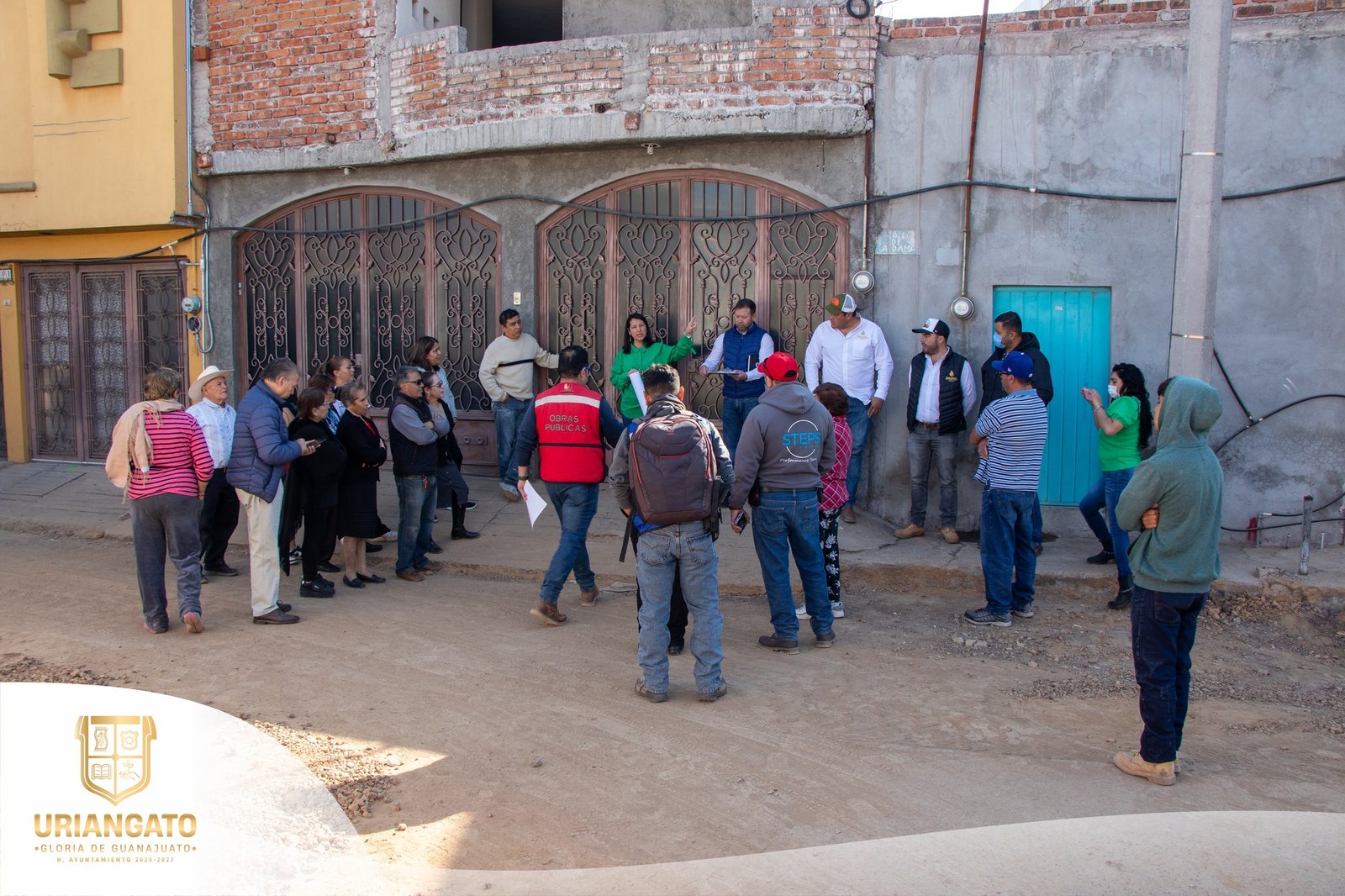 Acercamiento con los vecinos de la calle Juan Aldama reforzando los alcances de la obra en la misma.