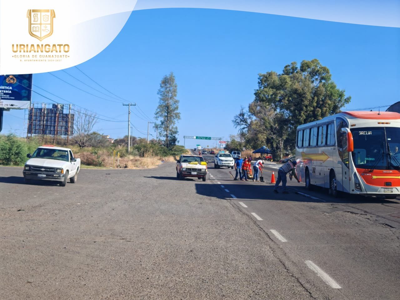 Mantenimiento de bacheo en la Carretera Federal 43, tramo Uriangato-Yuriria.