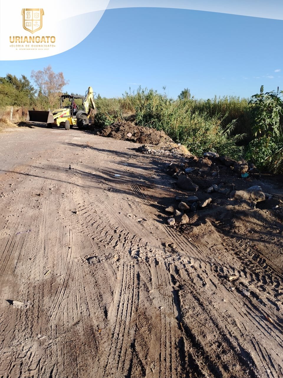 Obras públicas remueve escombros y maleza sobre los bordos del canal amoles