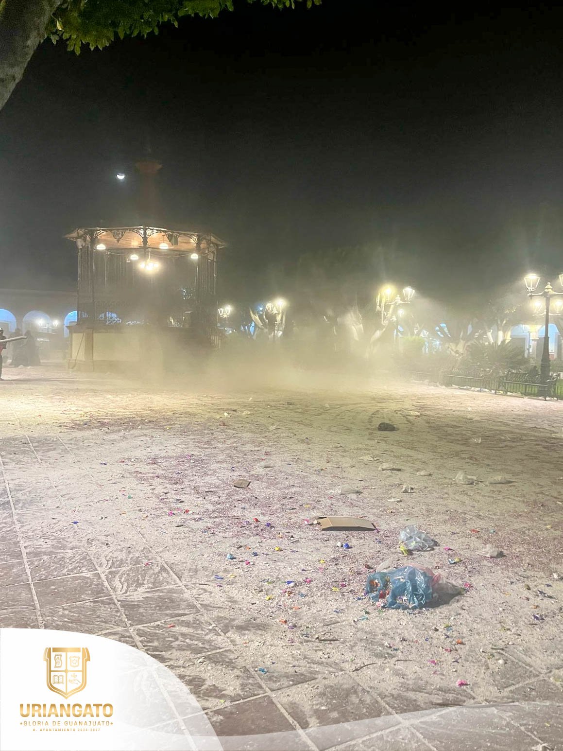 Equipo de servicios públicos en acción despúes del martes de carnaval