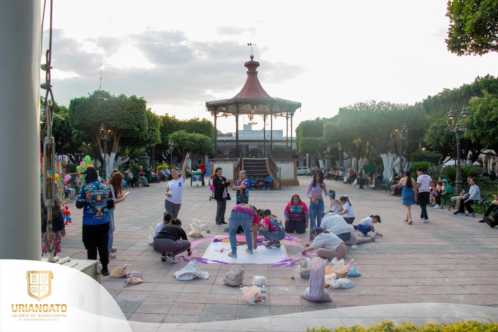 Tapete en el centro histórico de la ciudad, en conmemoración al día de la mujer.