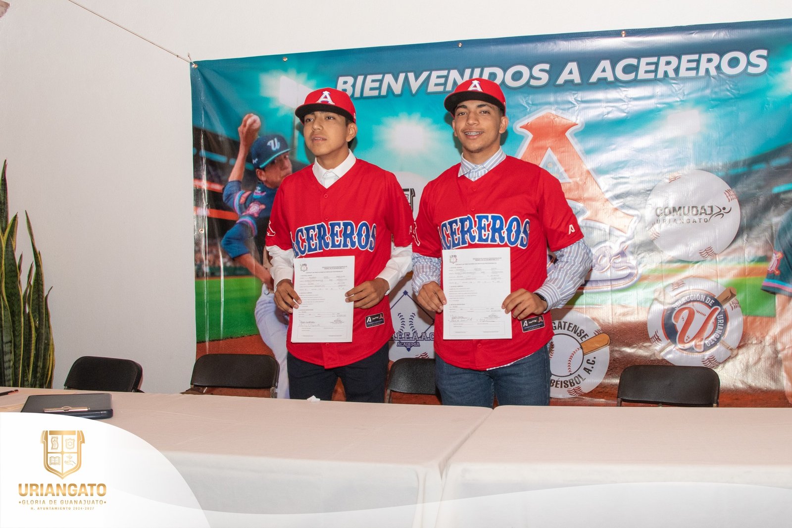 Jóvenes Uriangatenses Firman contrato con Acereros de Monclova